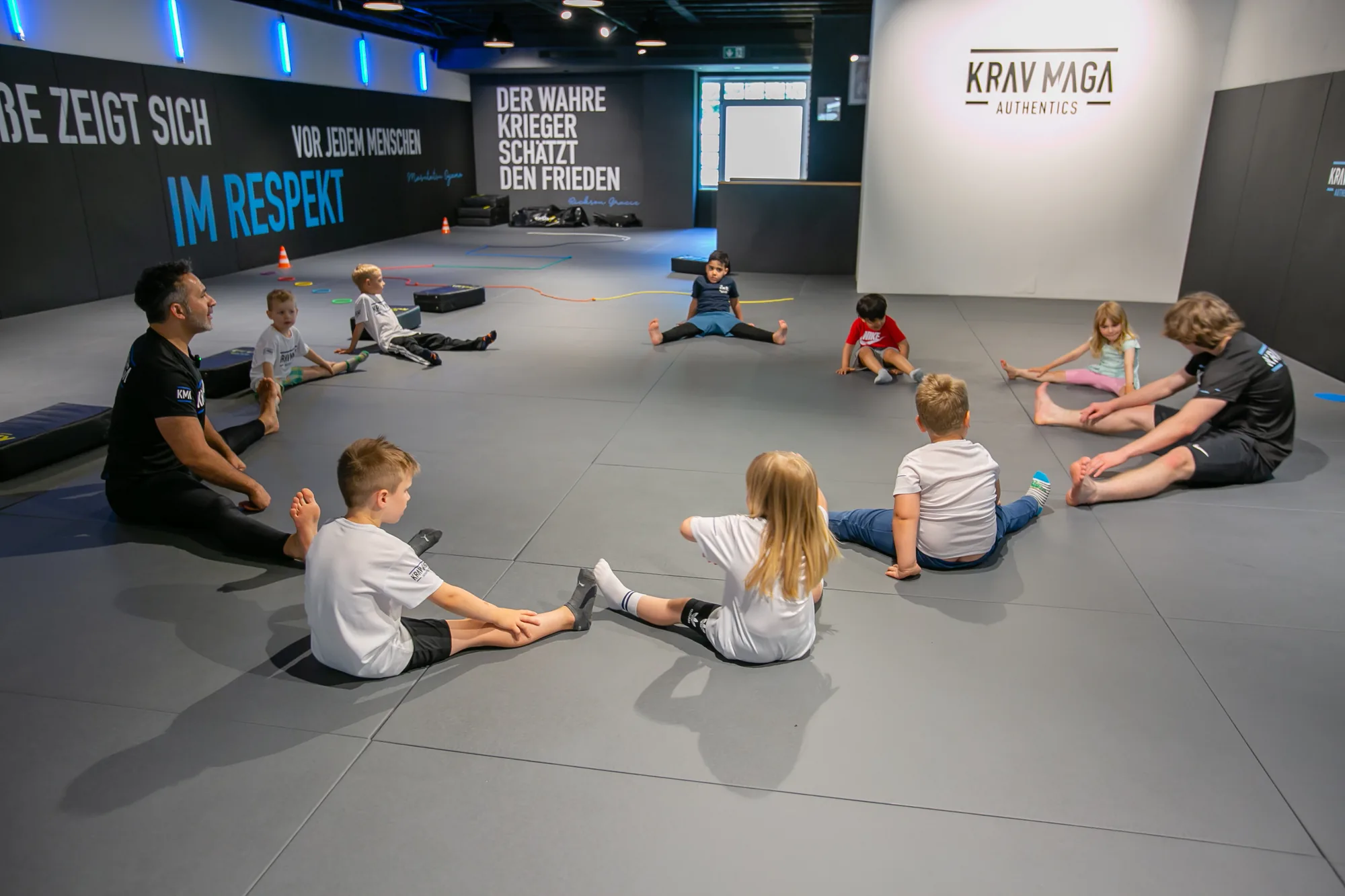Krav Maga Minis – Dehnen im Kreis mit dem Trainer