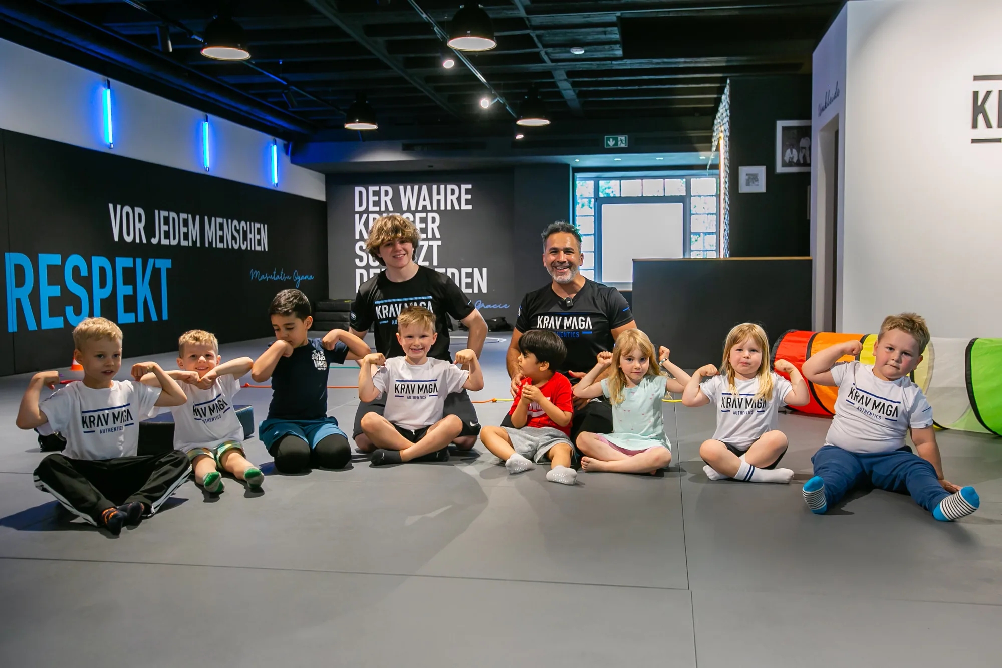 Krav Maga Minis – Gruppenfoto mit Trainern