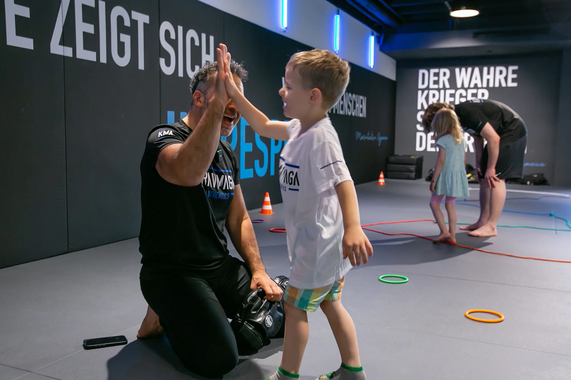 Krav Maga Minis – High Five mit dem Trainer