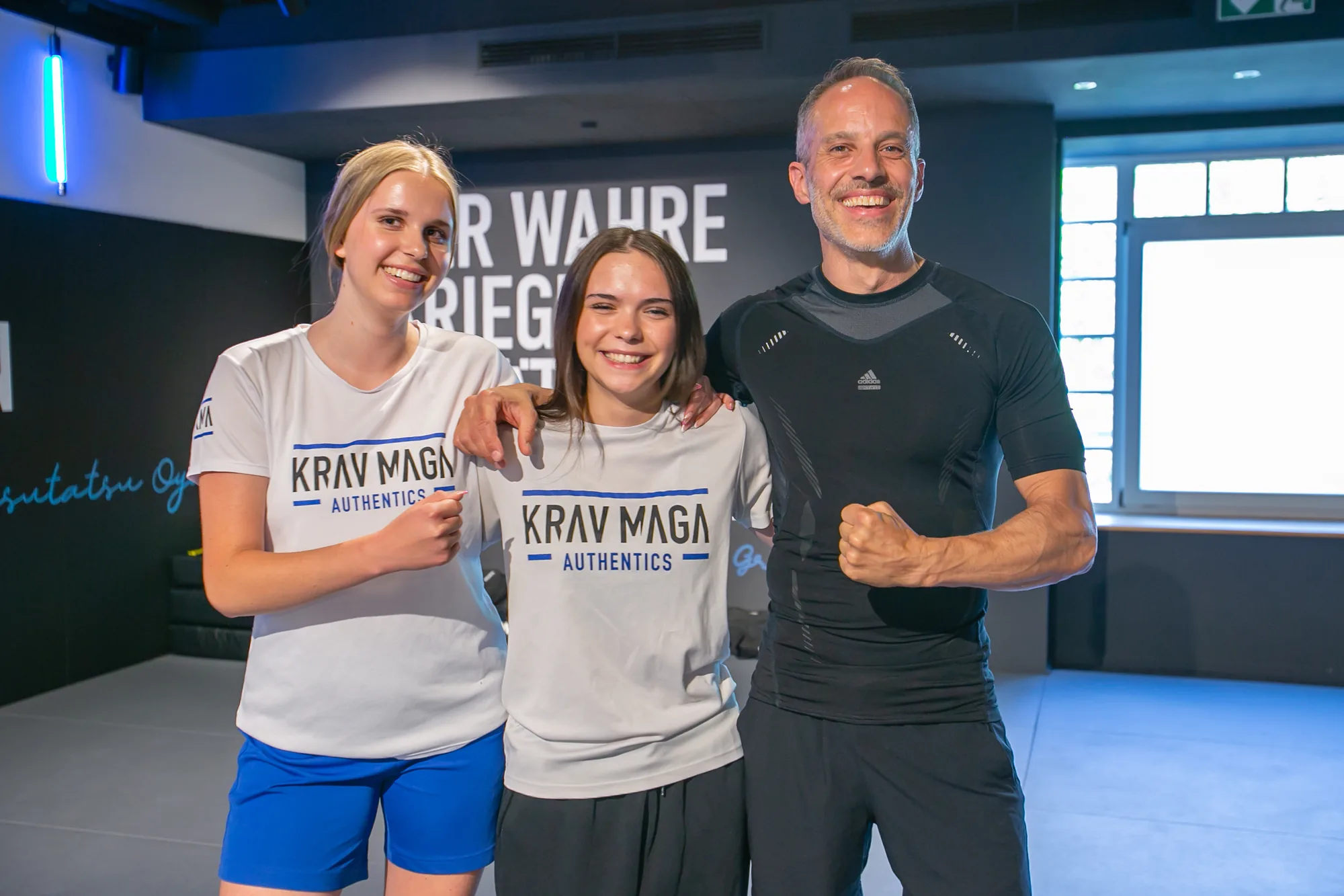 Krav Maga Frauentraining – zwei Teilnehmerinnen mit ihrem Trainer