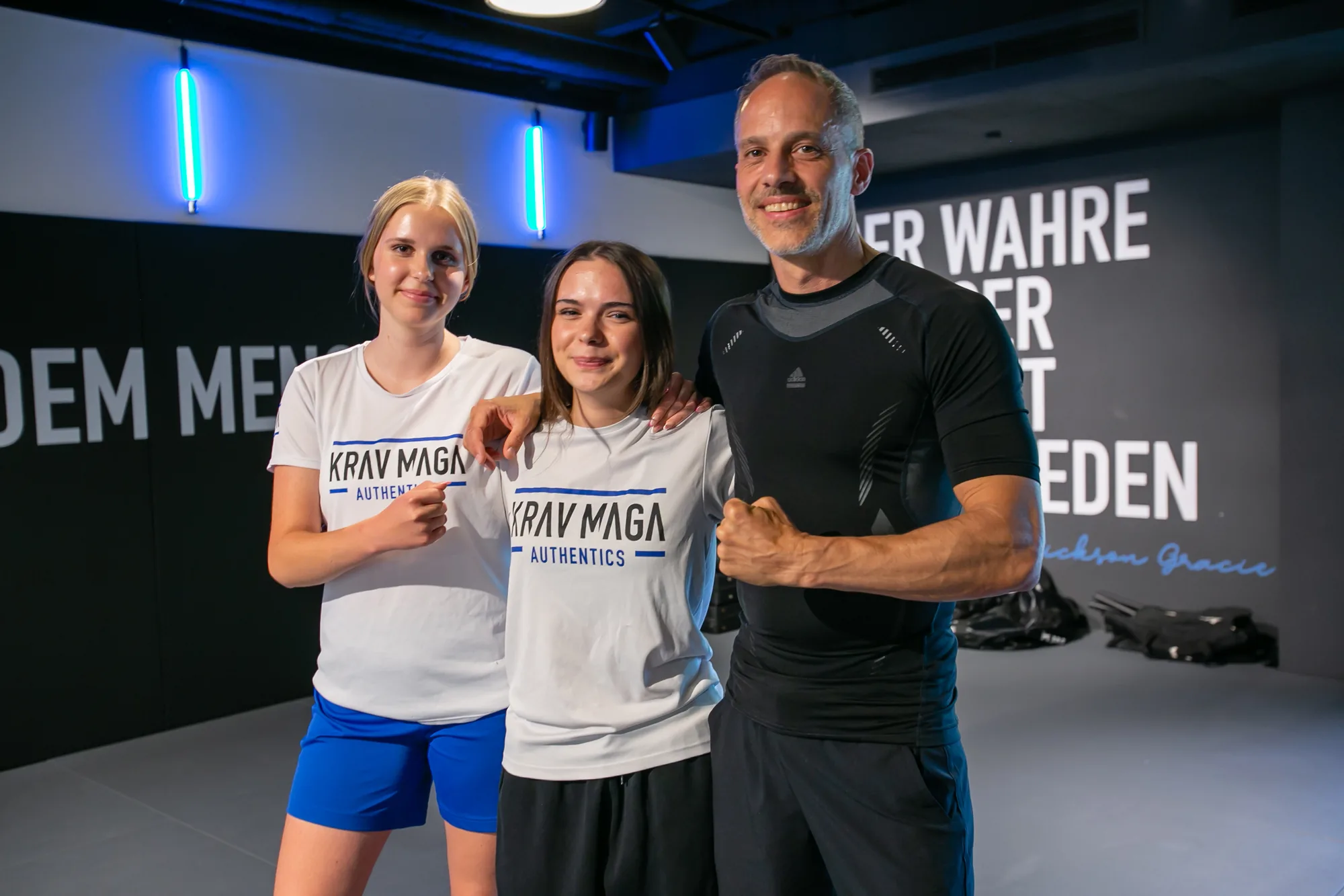 Krav Maga für Erwachsene – Trainer mit zwei Teilnehmerinnen im Studio