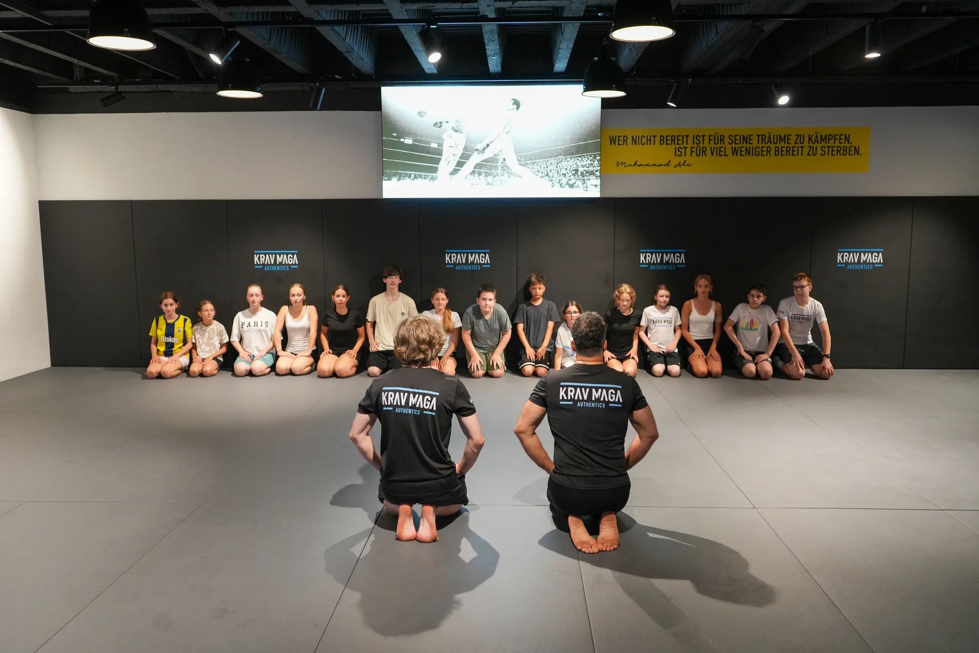 Krav Maga Teens – Gruppe hört den Trainern zu