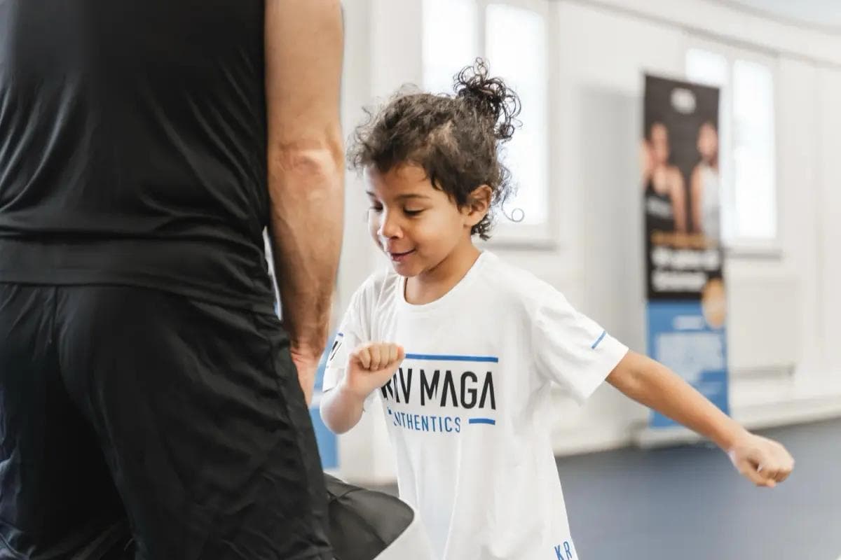 Ein Kind beim Krav Maga Training