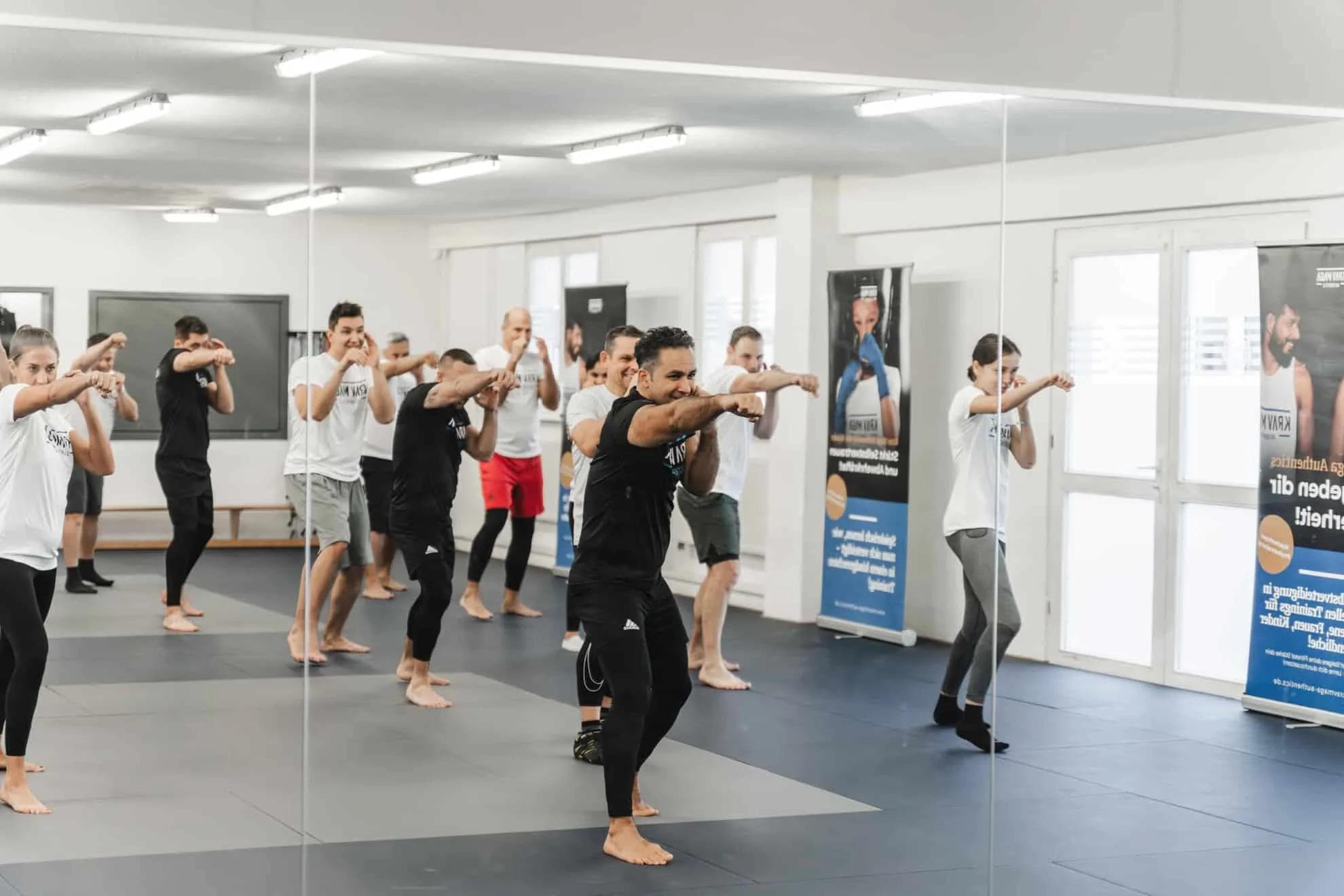 Krav Maga Authentics Gründer Abdullah leitet eine Trainingseinheit an