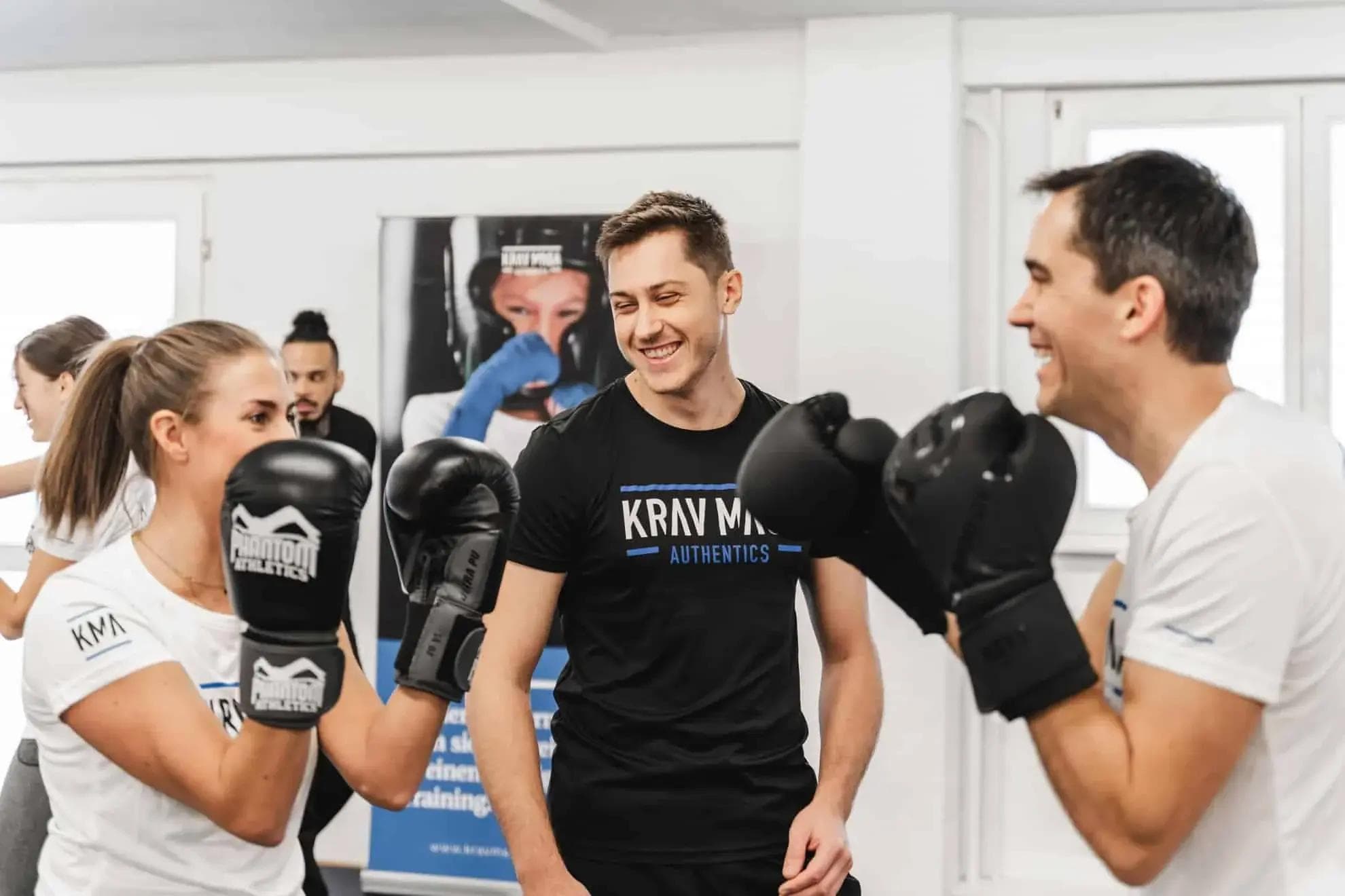 Krav Maga Selbstverteidigungstraining mit Trainer und Teilenehmern