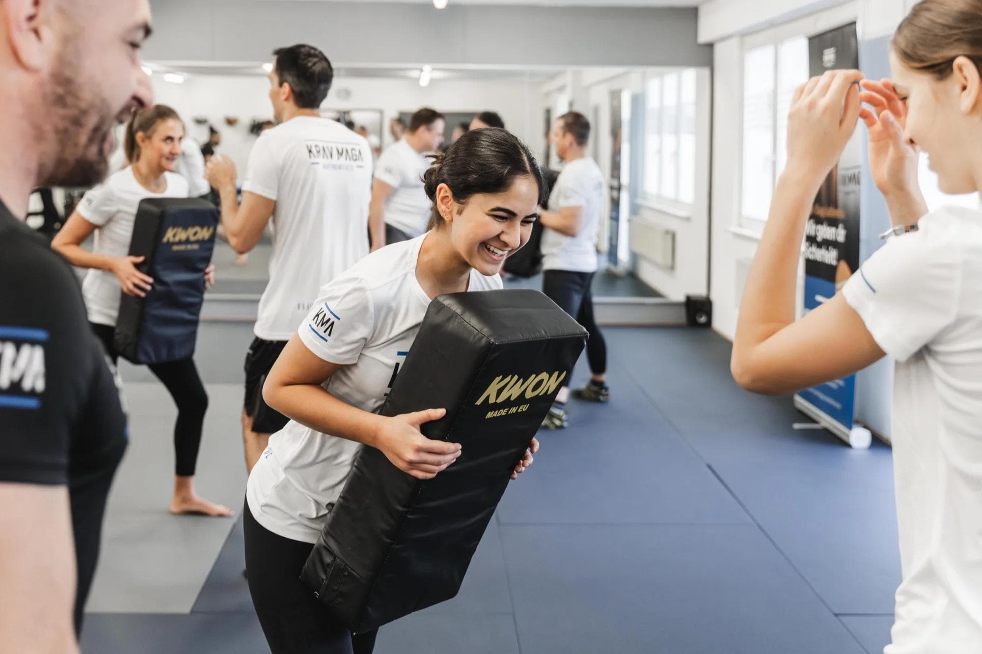 Frau hat Spaß beim Krav Maga Training